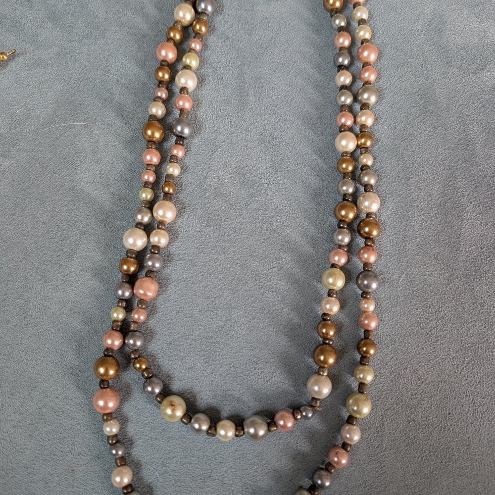 Chic Pearl Necklace in Gold, Silver, and Cream